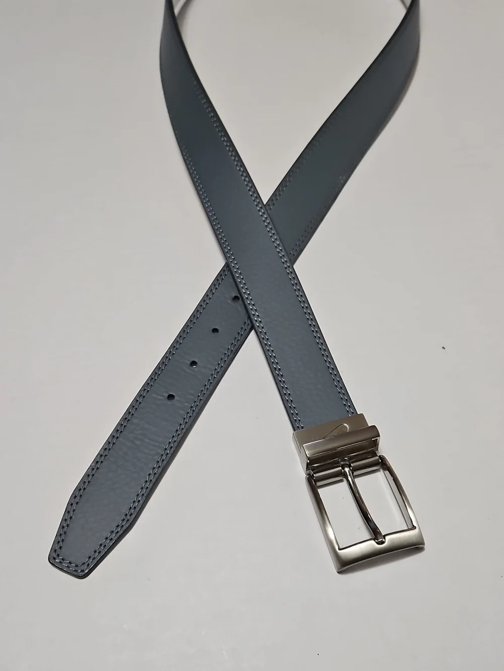Nike Wide Gray & White Reversible Leather Men’s Belt with Silver Buckle Size 42